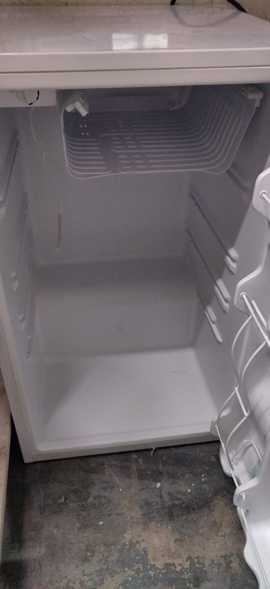 GE SMALL HOUSEHOLD REFRIGERATOR - Image 2 of 3