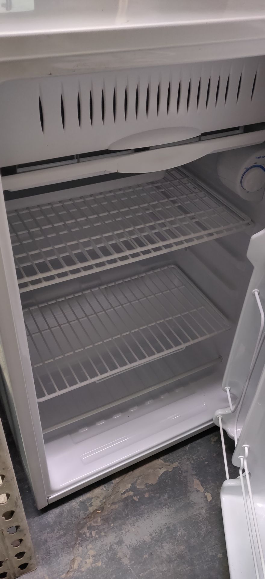 GE SMALL HOUSEHOLD REFRIGERATOR - Image 2 of 3