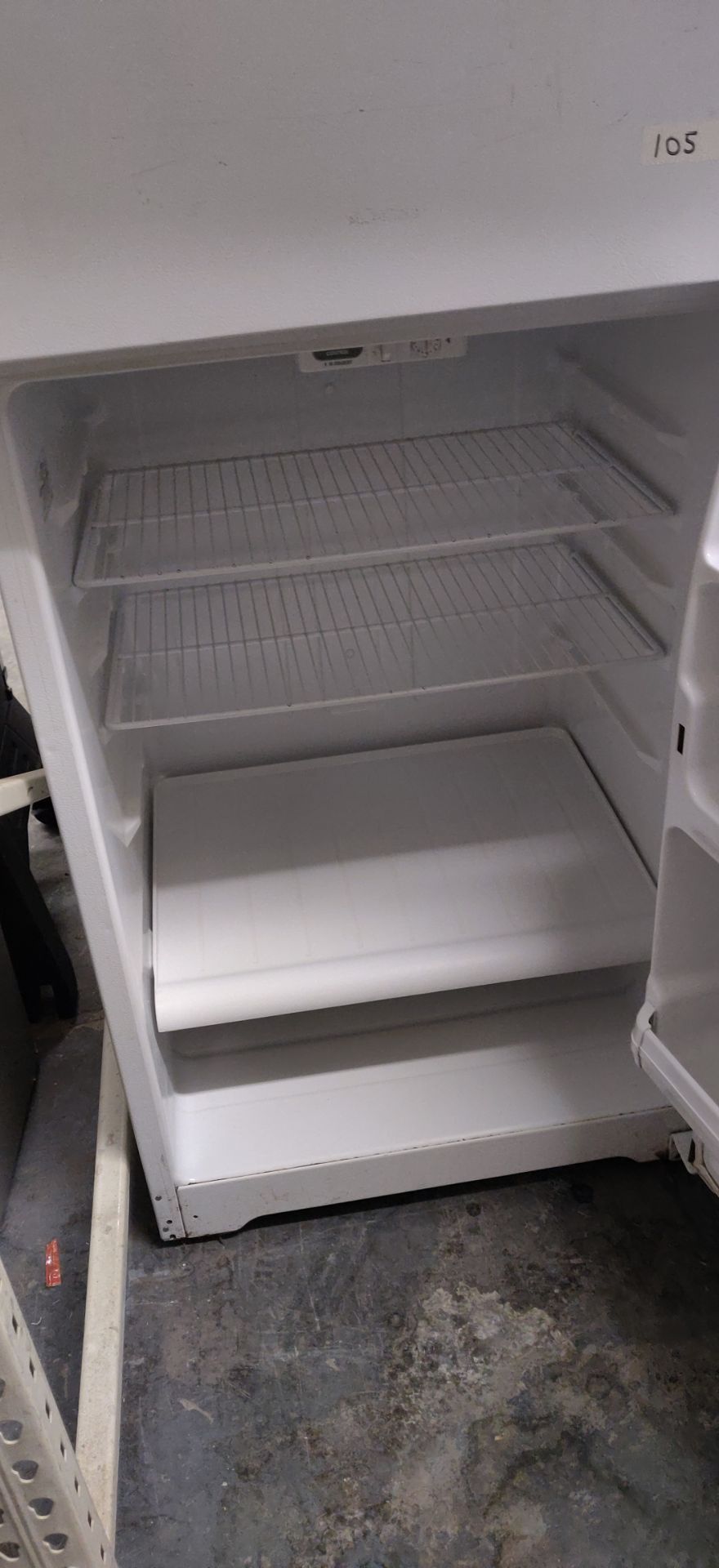 HOTPOINT HOUSEHOLD REFRIGERATOR W/ FREEZER - Image 2 of 4