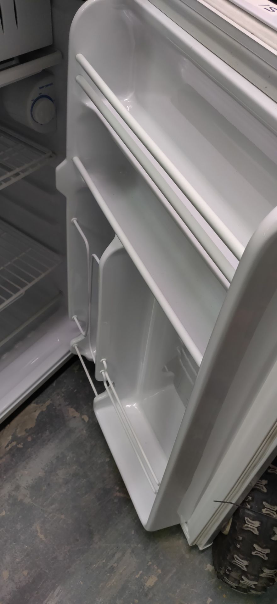 GE SMALL HOUSEHOLD REFRIGERATOR - Image 3 of 3