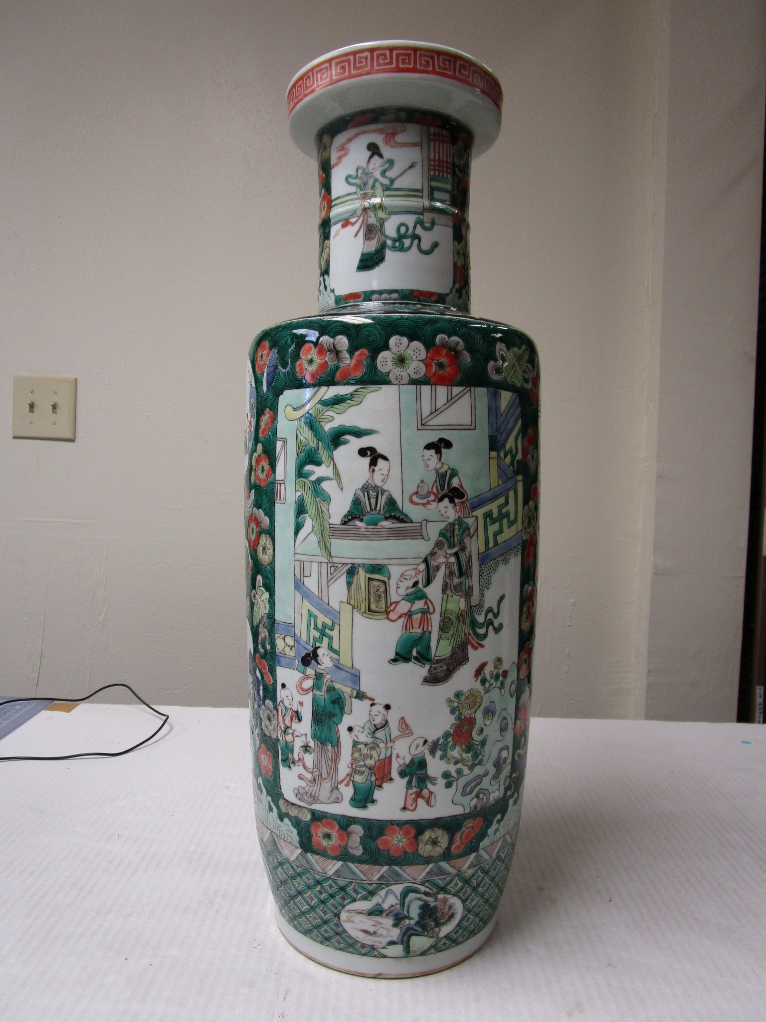 A Chinese Famille Verte Enameled Rouleau Vase Late Qing dynasty - Image 8 of 11