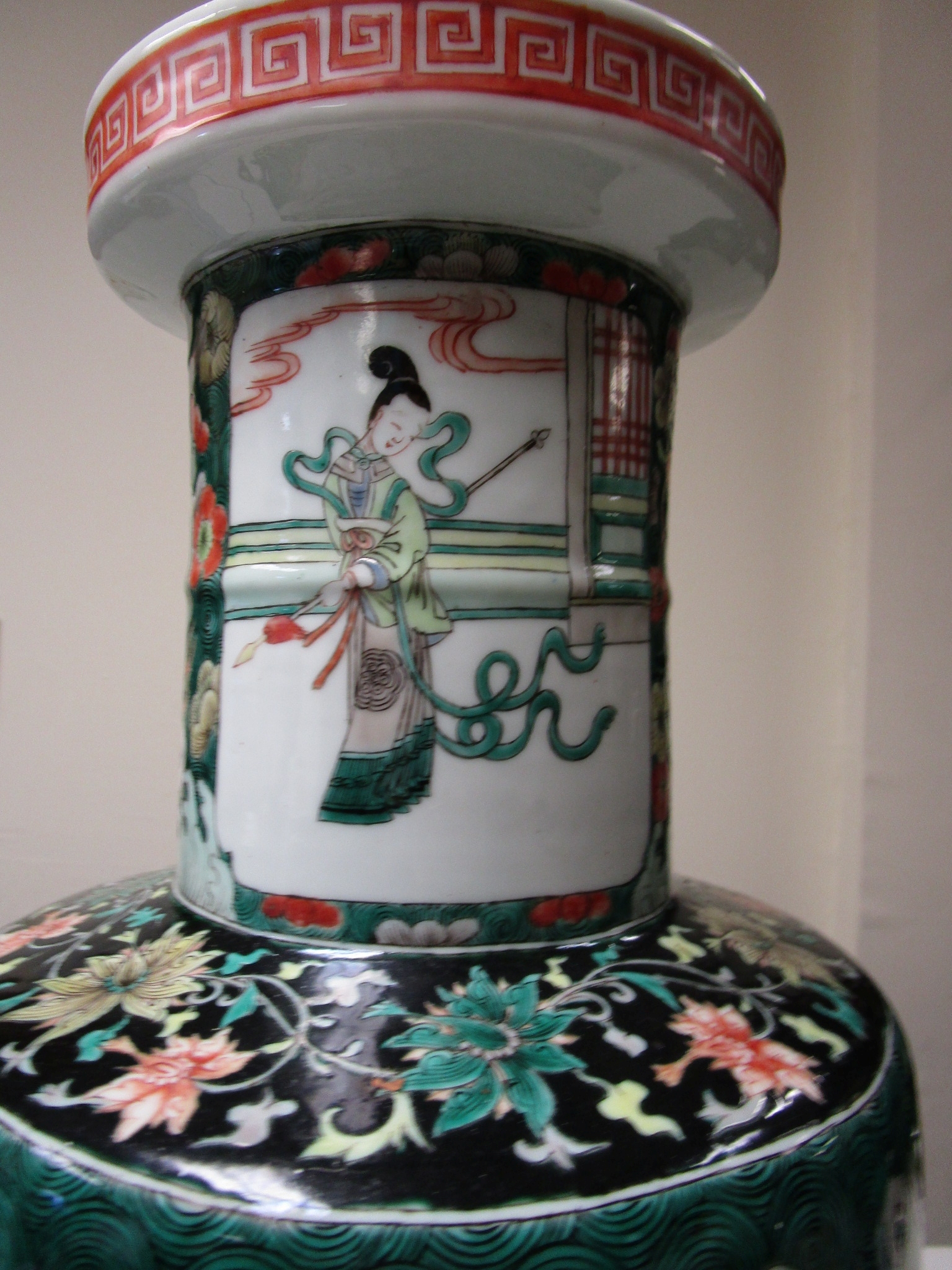 A Chinese Famille Verte Enameled Rouleau Vase Late Qing dynasty - Image 4 of 11