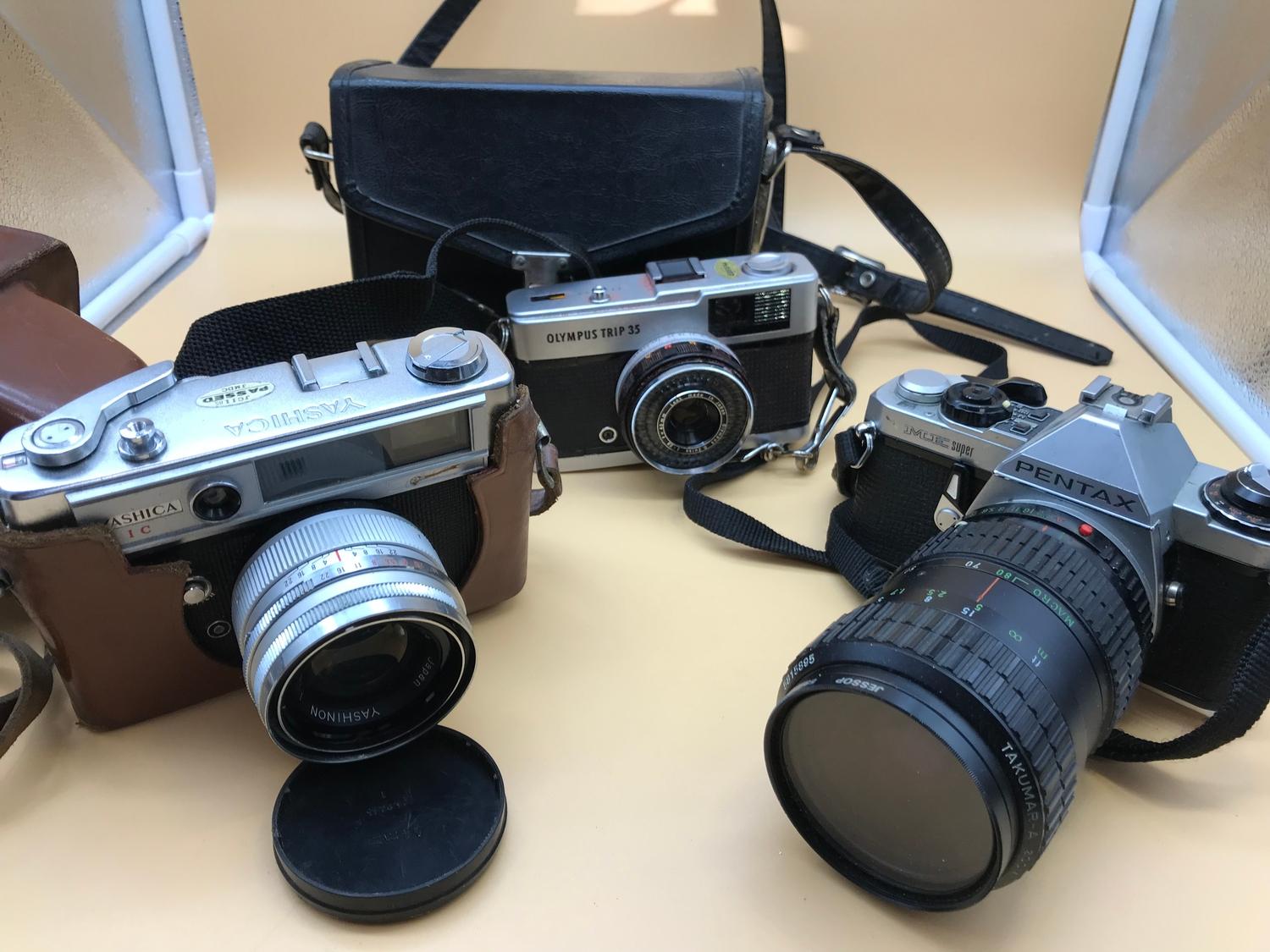 A lot of 3 vintage cameras, to include Yashica, Pentax and Olympus