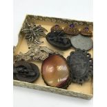 A tray of antique ladies brooches which includes 2 Silver filagree flower brooches, 2 Victorian