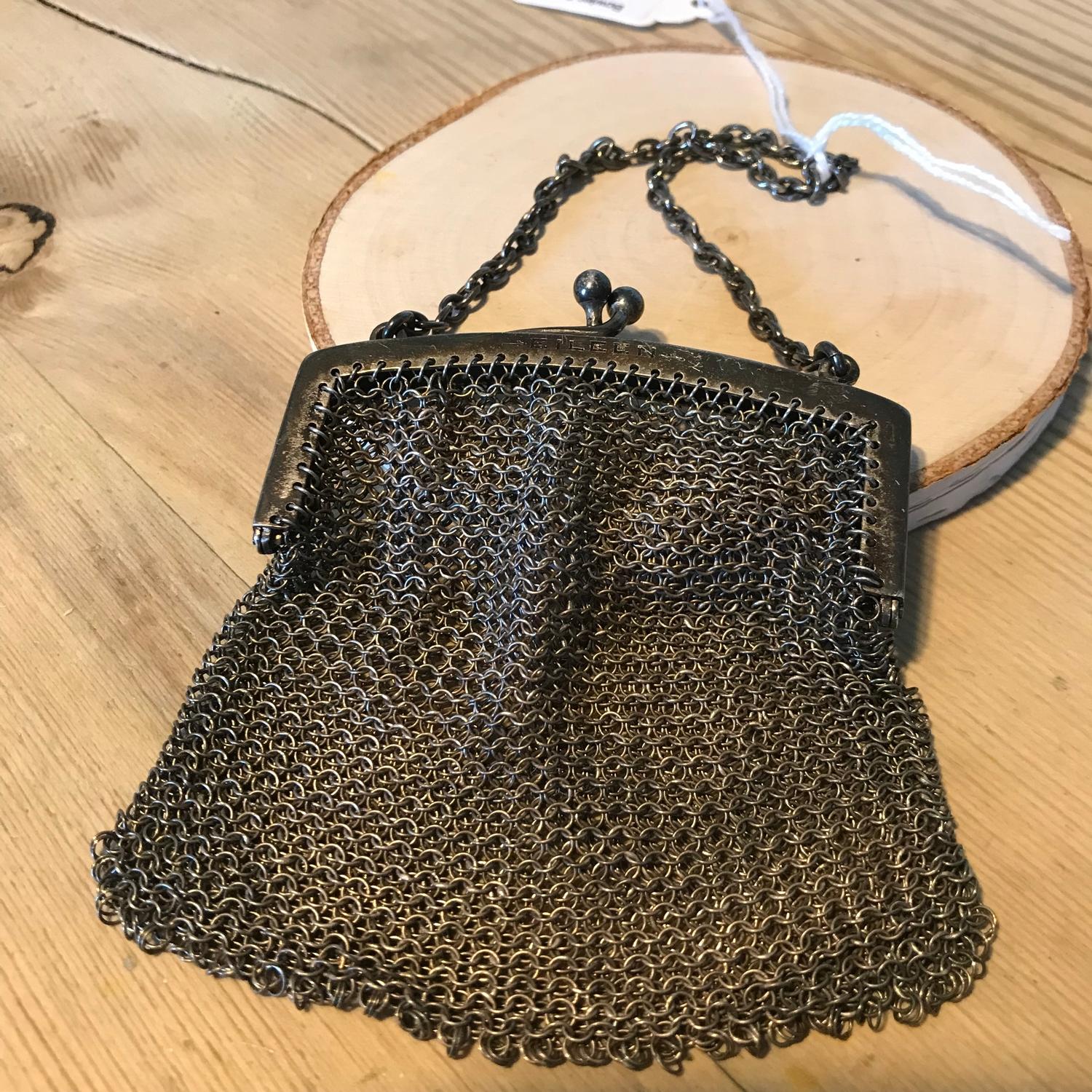 A 925 silver chain mail purse. Measures 8x7cm not inc chain.