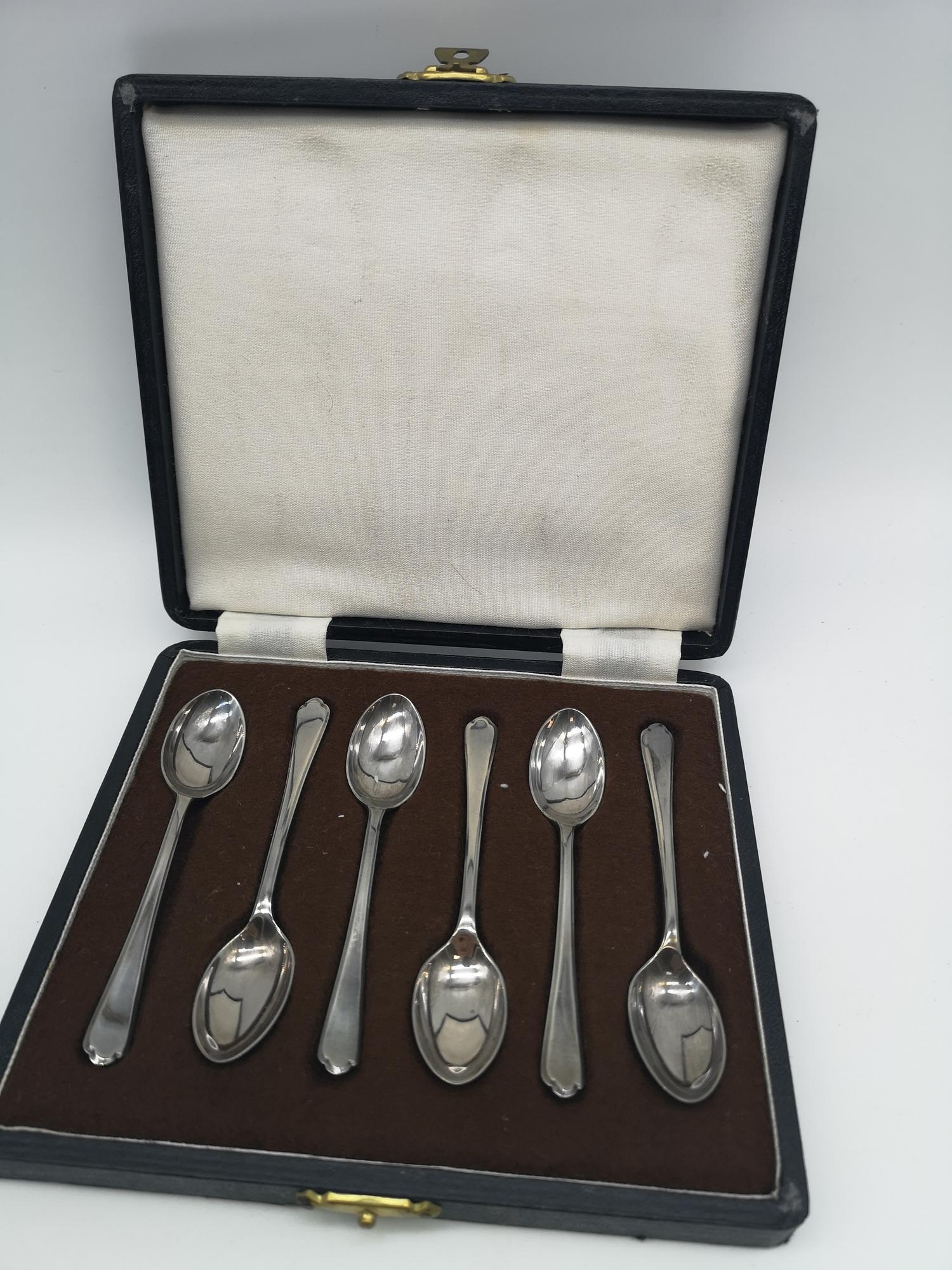 A set of six Sheffield silver teaspoons (Walker & Hall)