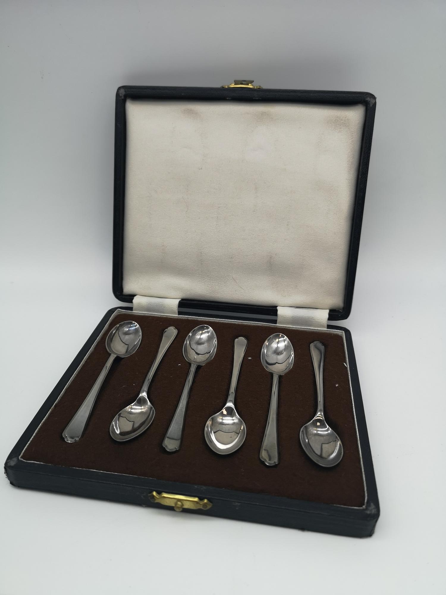 A set of six Sheffield silver teaspoons (Walker & Hall) - Image 3 of 3