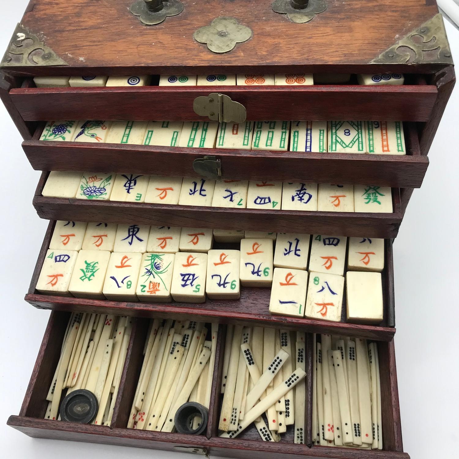 An early 1900's Mahjong set, made with bone and bamboo, fitted within a small hard wood chest - Image 2 of 7