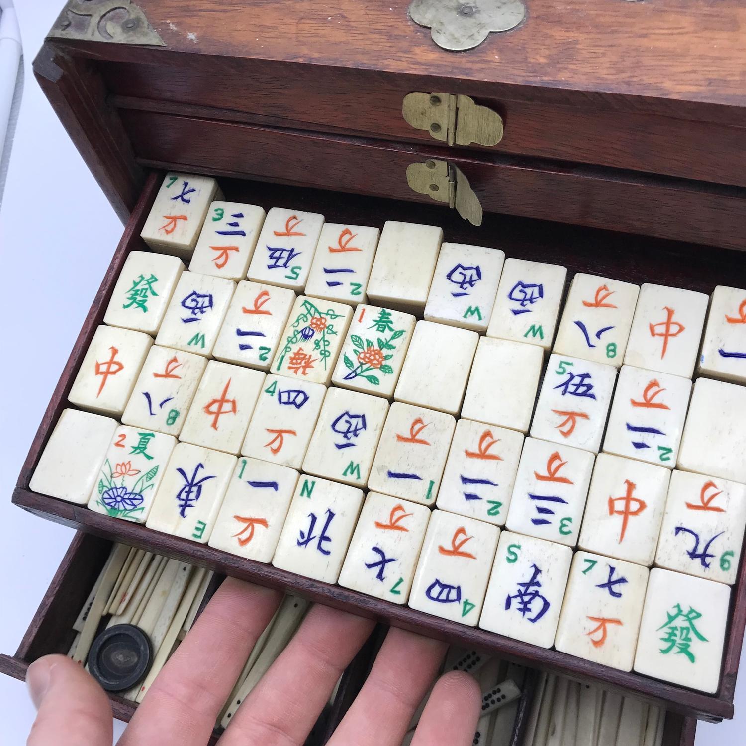 An early 1900's Mahjong set, made with bone and bamboo, fitted within a small hard wood chest - Image 5 of 7