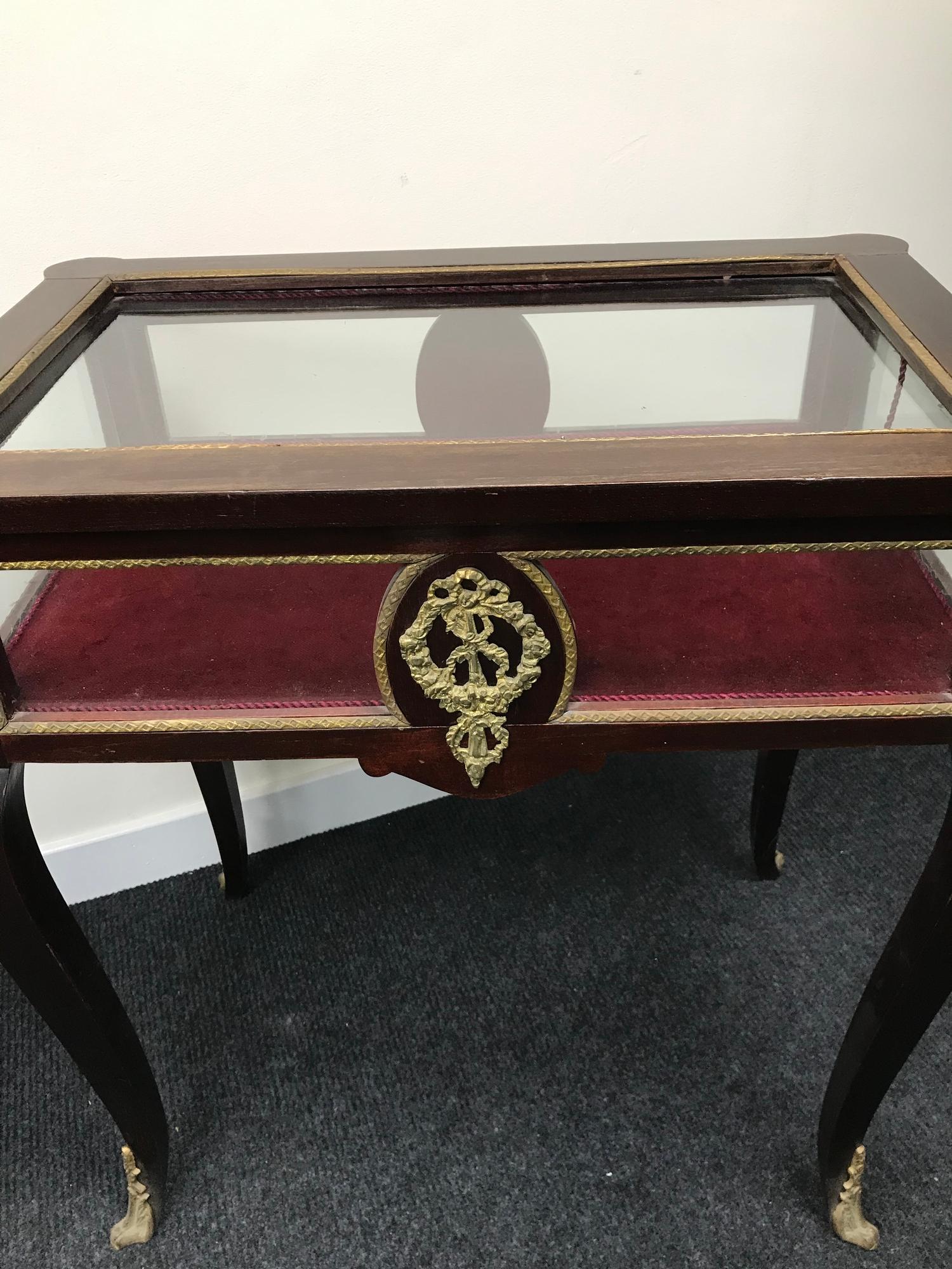 French style jewellery cabinet, styled with brass gilt trims and facers, supported on cabriole legs. - Image 2 of 5