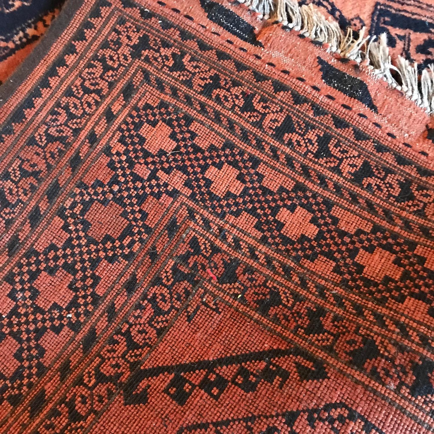 A Large Persian hand made livingroom rug. Measures 300x210cm - Image 3 of 4