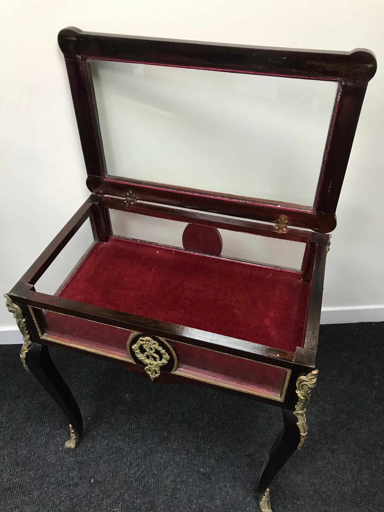 French style jewellery cabinet, styled with brass gilt trims and facers, supported on cabriole legs. - Image 4 of 5