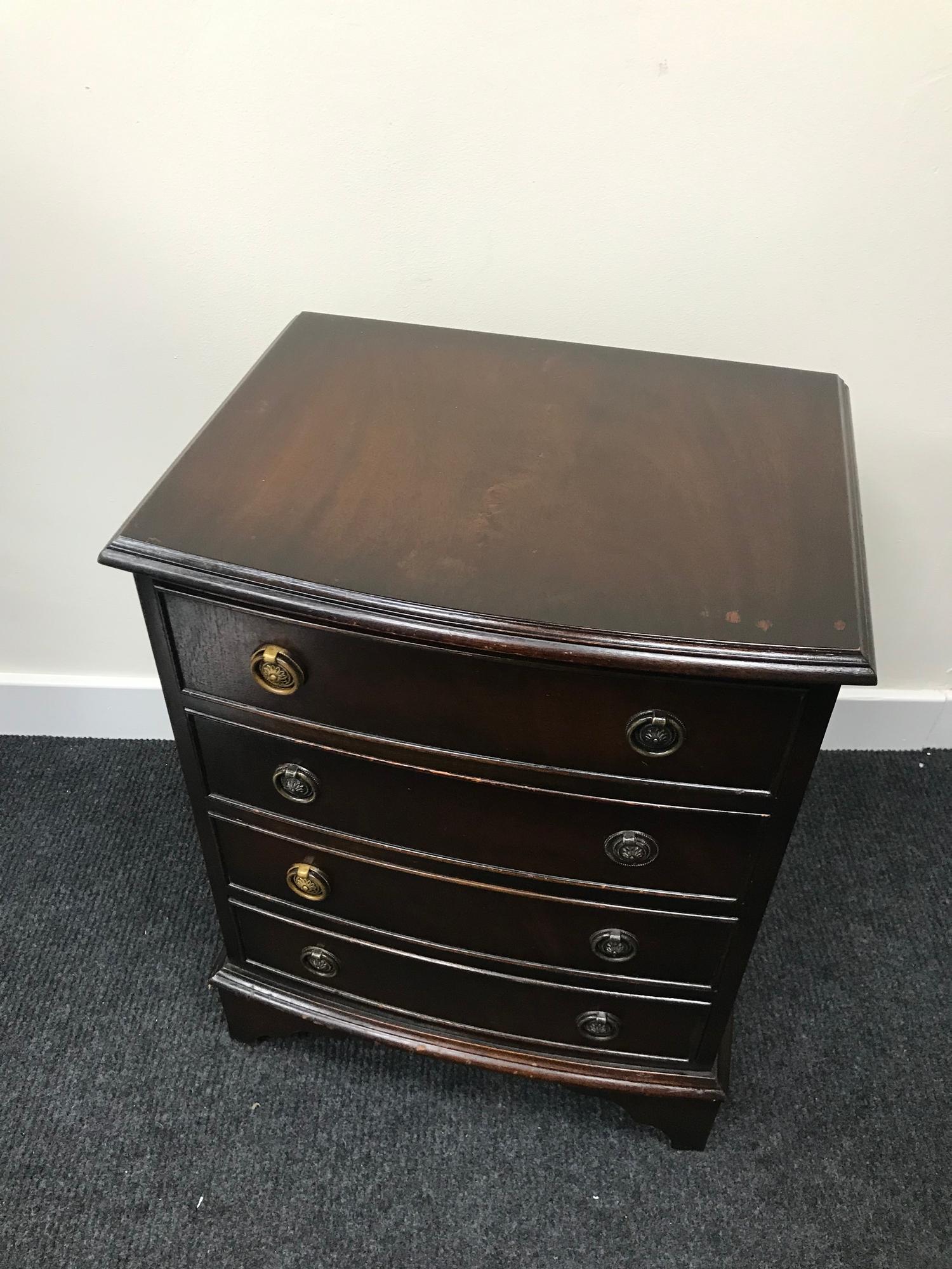 A Small 4 drawer bow front chest. Measures 59.5x45.5x35.5cm - Image 2 of 2