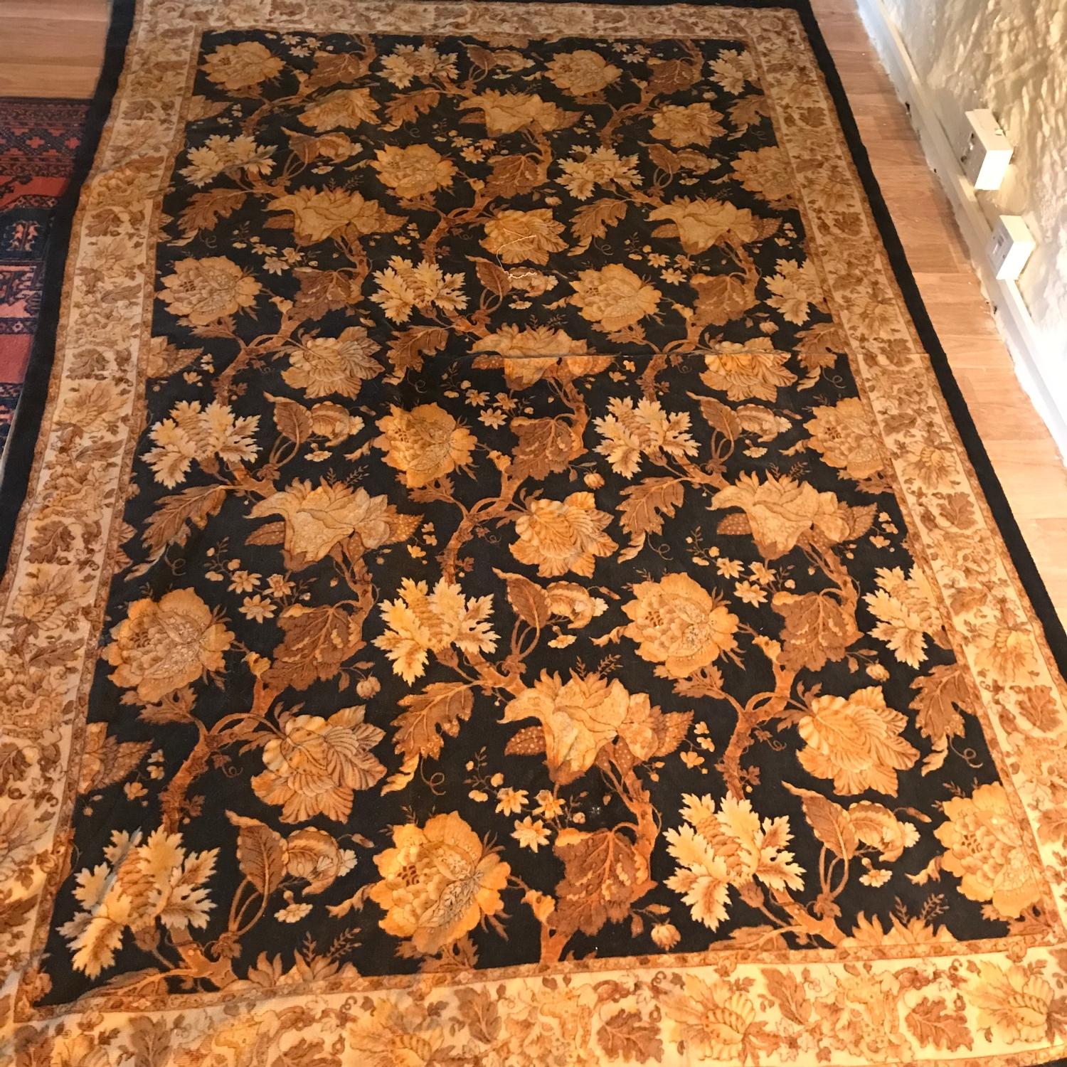 An antique ornate floral design rug. Measures 260x166cm - Image 2 of 4