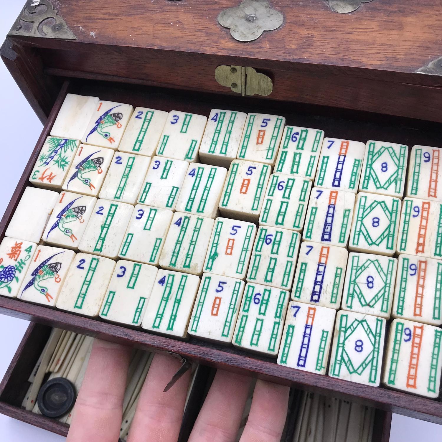 An early 1900's Mahjong set, made with bone and bamboo, fitted within a small hard wood chest - Image 4 of 7