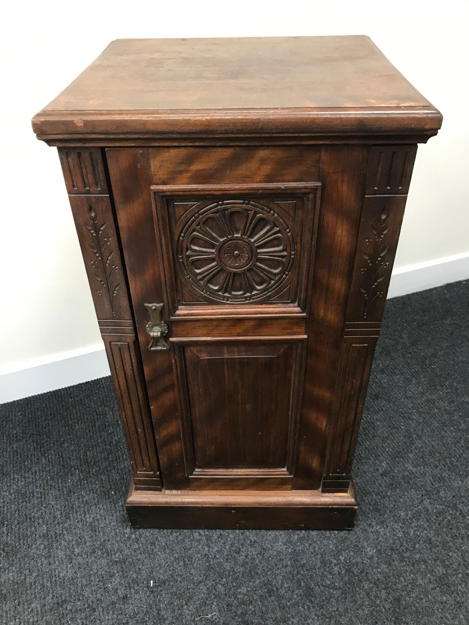 A Victorian pot cupboard. Measures 76x41x37cm - Image 2 of 4