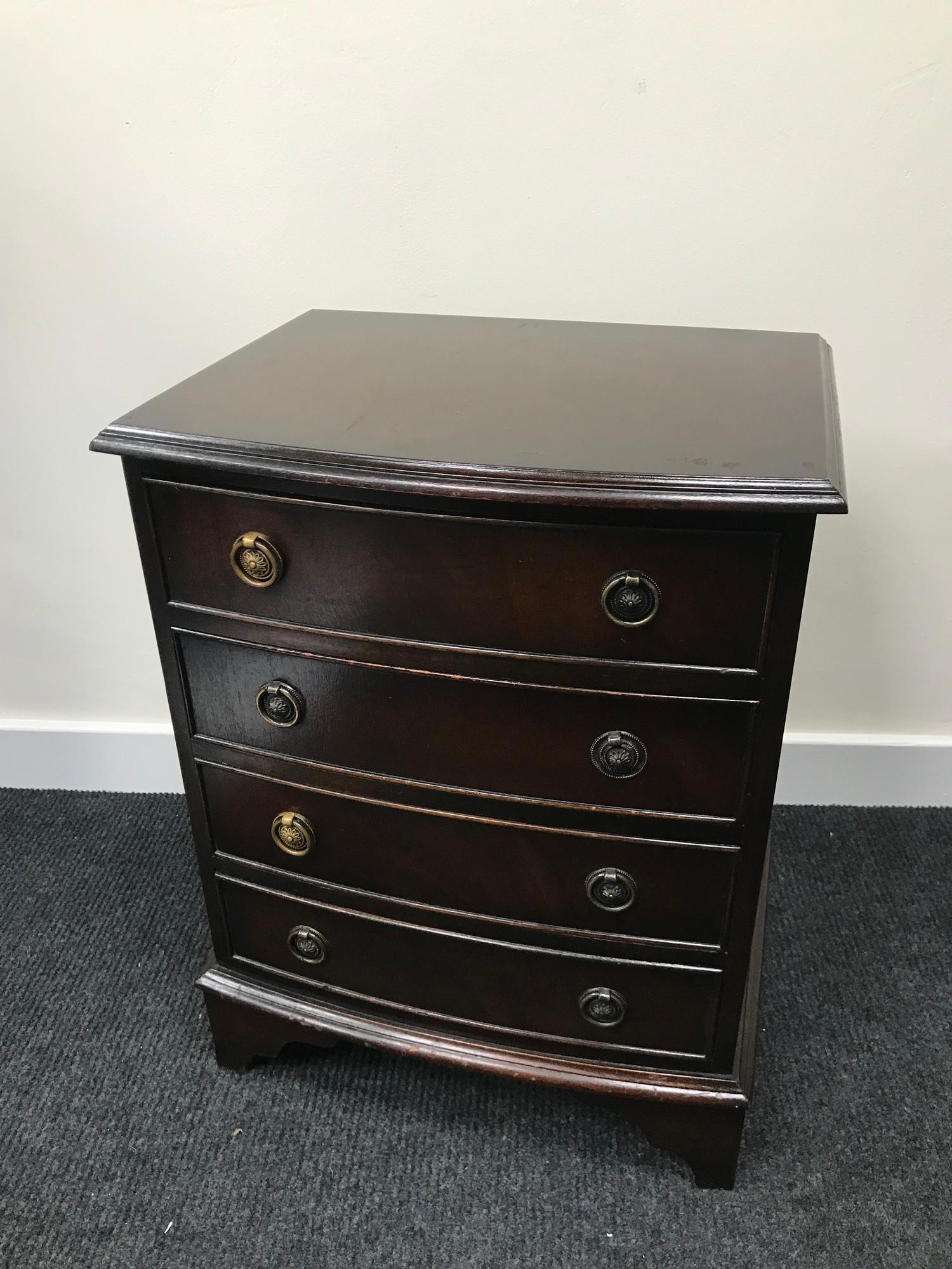 A Small 4 drawer bow front chest. Measures 59.5x45.5x35.5cm