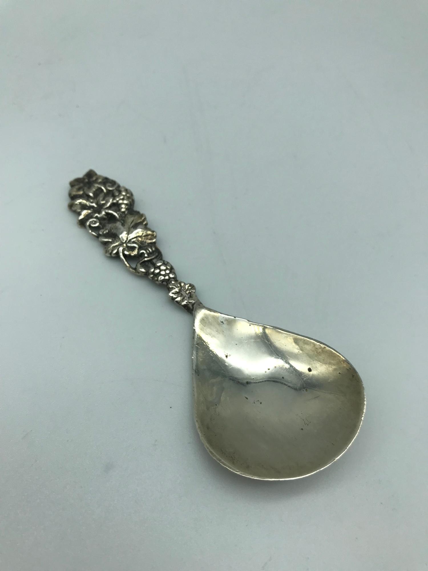 A Chester silver caddy spoon, Makers Shipton & co Ltd, Dated 1922. Designed with a grape/ vine