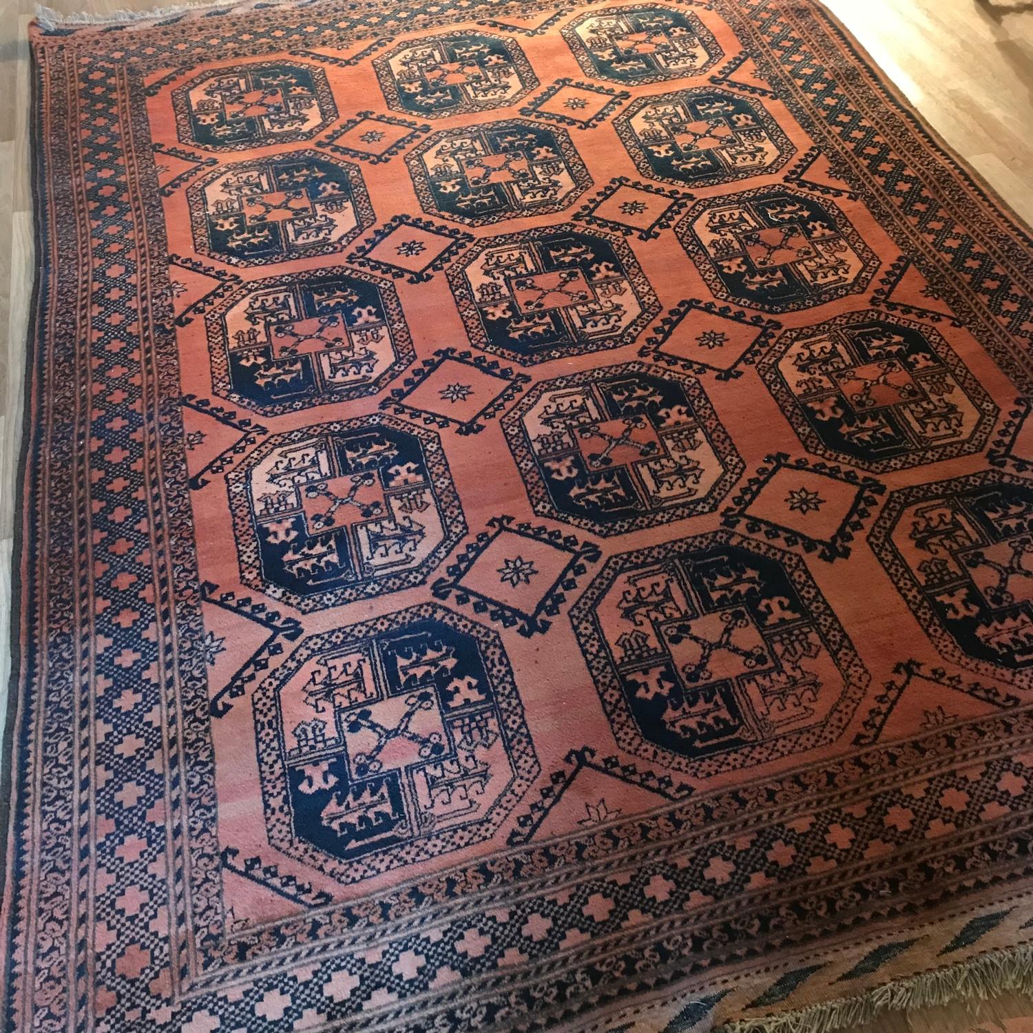 A Large Persian hand made livingroom rug. Measures 300x210cm - Image 2 of 4