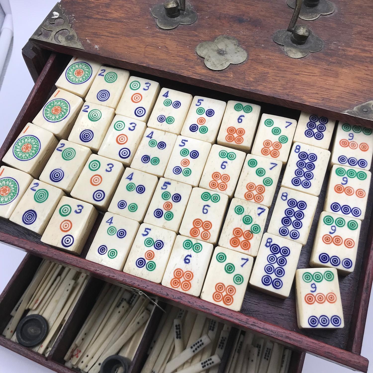 An early 1900's Mahjong set, made with bone and bamboo, fitted within a small hard wood chest - Image 3 of 7