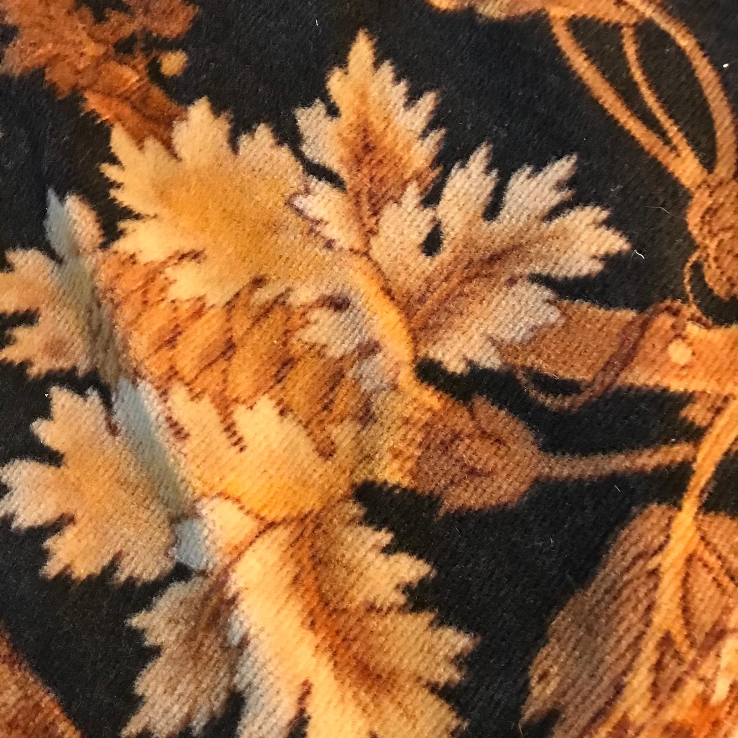 An antique ornate floral design rug. Measures 260x166cm - Image 3 of 4