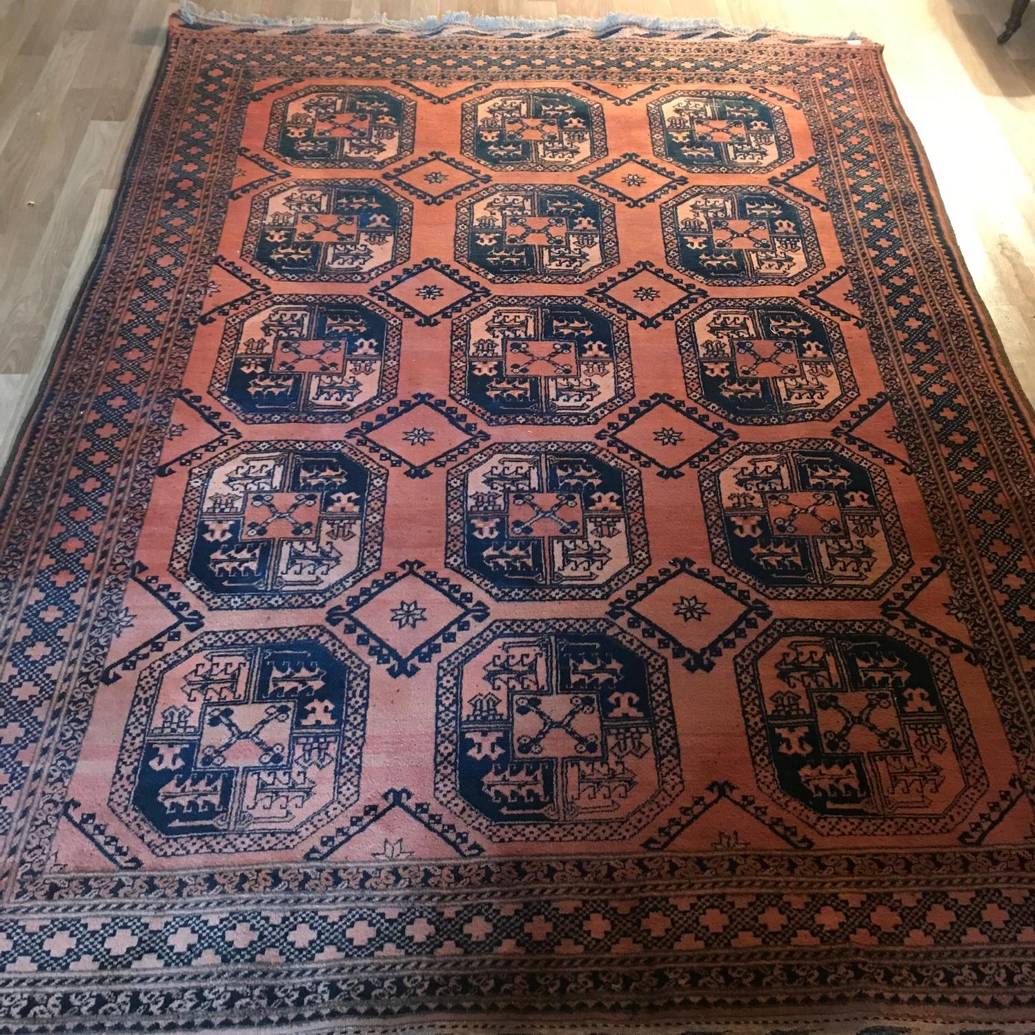 A Large Persian hand made livingroom rug. Measures 300x210cm