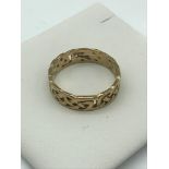 A 9ct gold Celtic wedding band. Size N.
