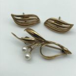 A 9ct gold brooch set with two pearls, together with a pair of 9ct gold earrings, 5 Grams