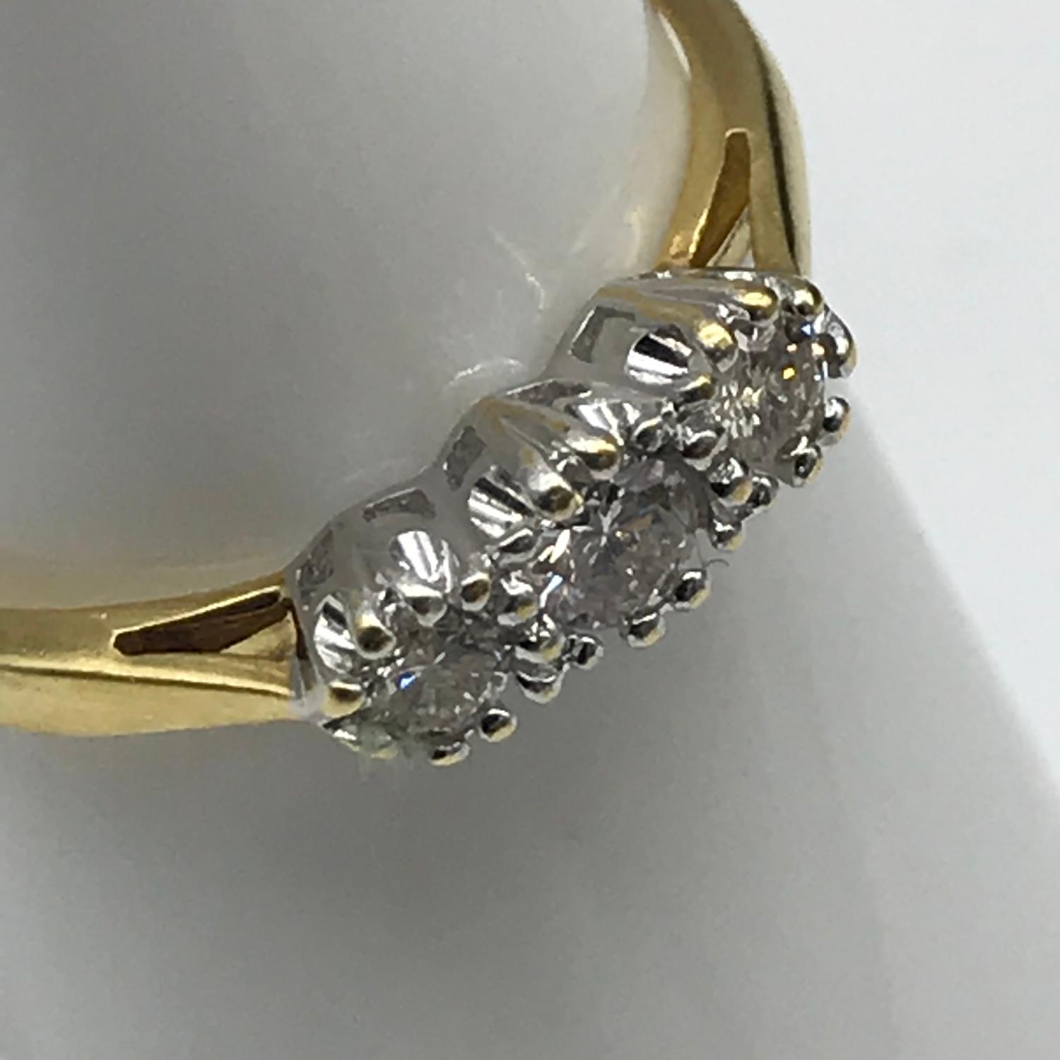 18CT Gold 0.25CT Diamond ring, 3 Bright Diamonds. Size L. - Image 2 of 3