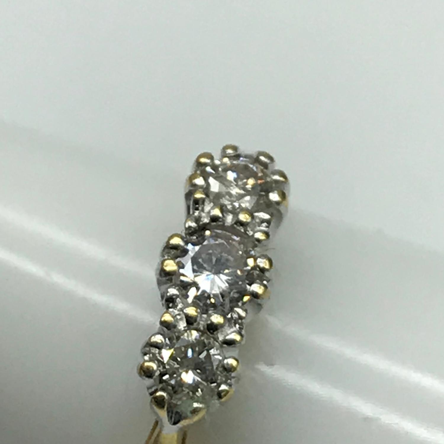 18CT Gold 0.25CT Diamond ring, 3 Bright Diamonds. Size L. - Image 3 of 3