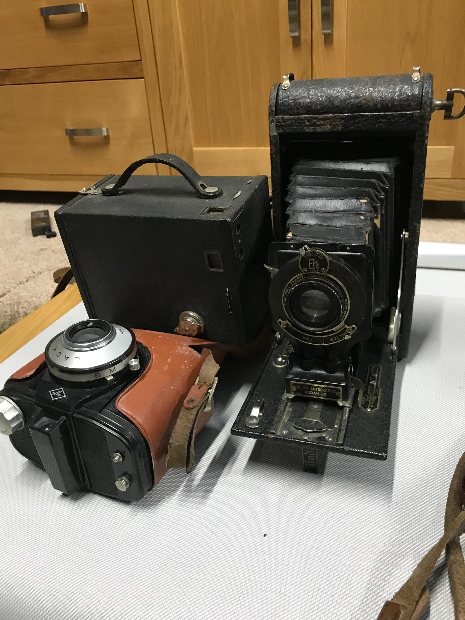 A Quantity of vintage cameras which includes Kodak Bellows, Brownie and Halina Prefect camera. - Image 3 of 4