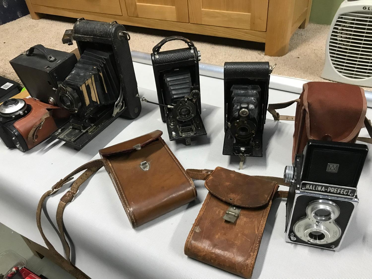 A Quantity of vintage cameras which includes Kodak Bellows, Brownie and Halina Prefect camera.