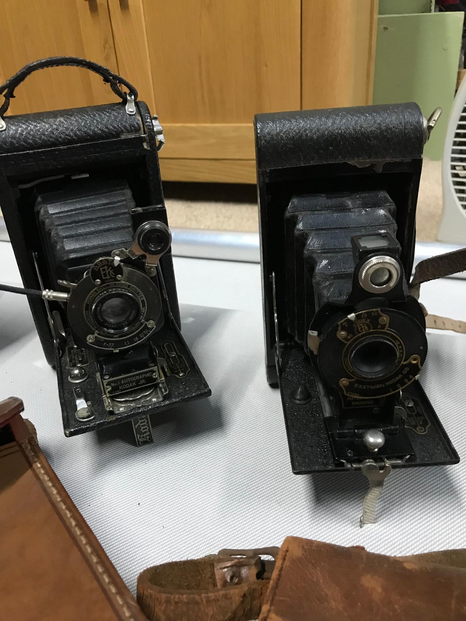 A Quantity of vintage cameras which includes Kodak Bellows, Brownie and Halina Prefect camera. - Image 4 of 4