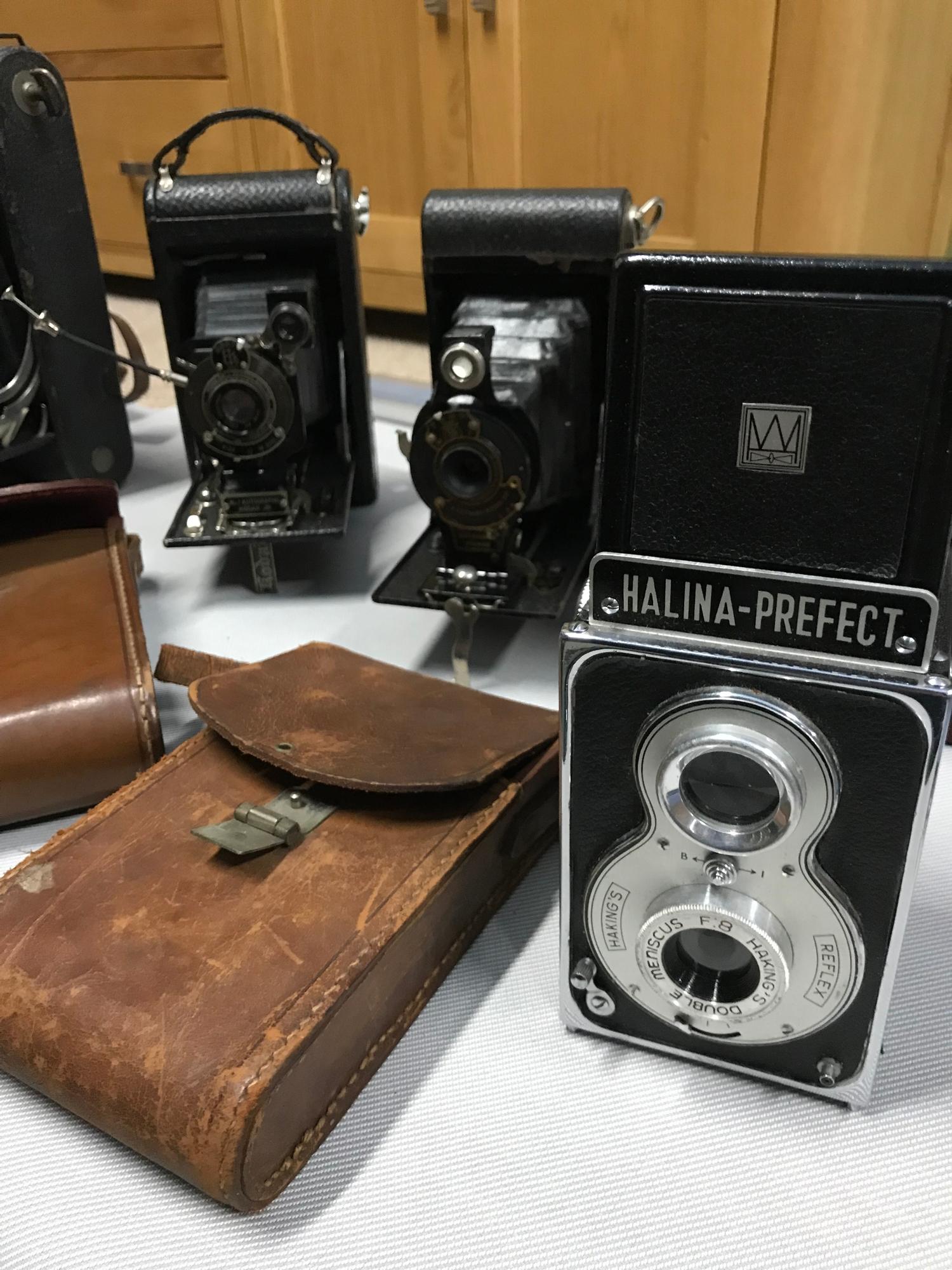 A Quantity of vintage cameras which includes Kodak Bellows, Brownie and Halina Prefect camera. - Image 2 of 4