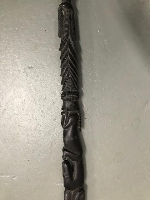 An Ebony African carved totem style walking stick. Measures 80cm in length - Image 3 of 5