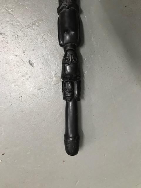 An Ebony African carved totem style walking stick. Measures 80cm in length - Image 4 of 5
