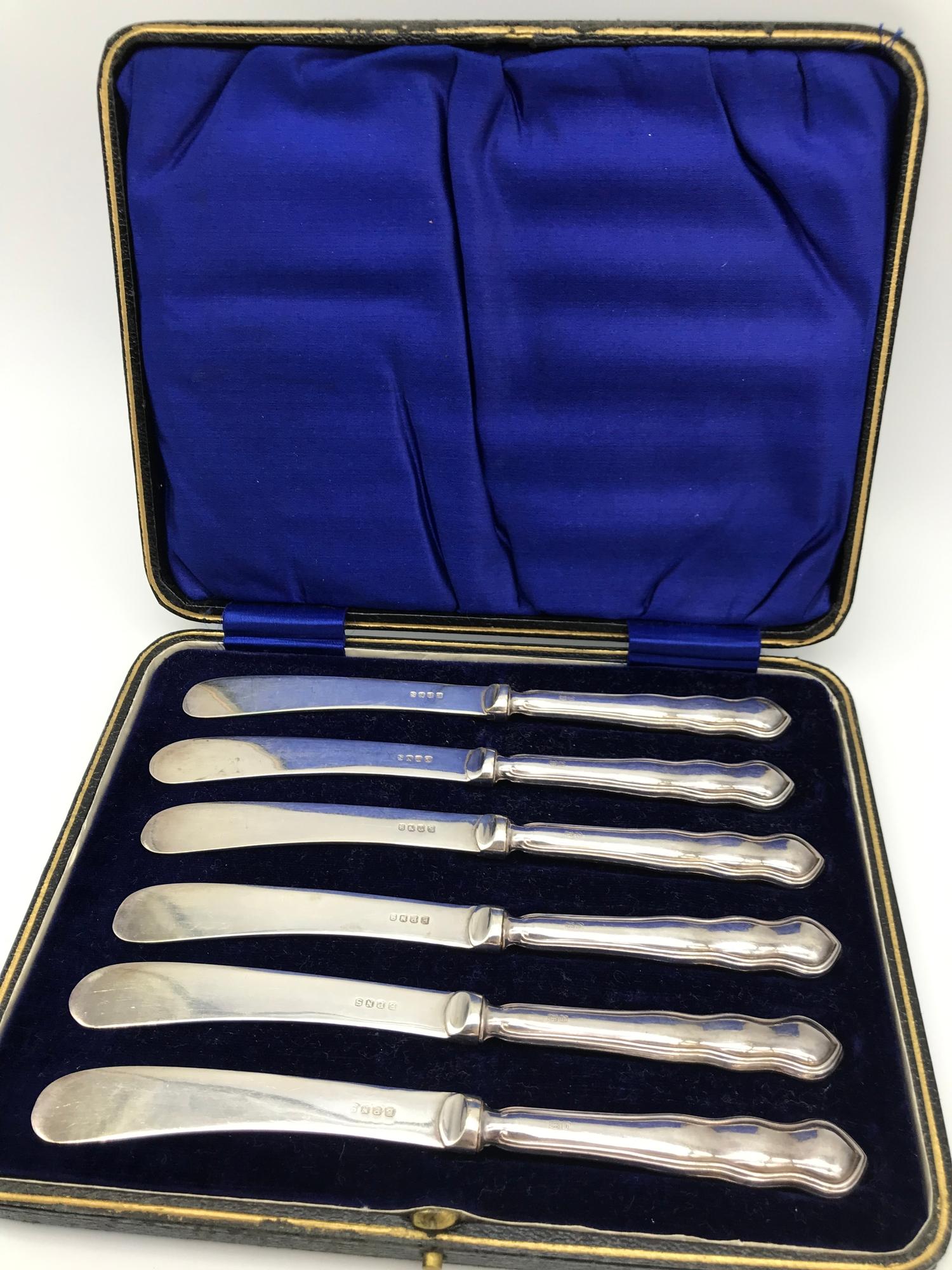 A Box set of 6 Sheffield silver handle butter knives, Maker William Yates & dated 1925.