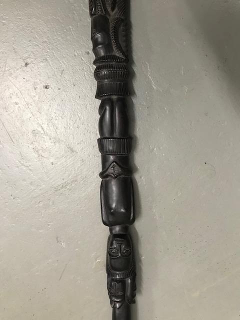 An Ebony African carved totem style walking stick. Measures 80cm in length - Image 5 of 5