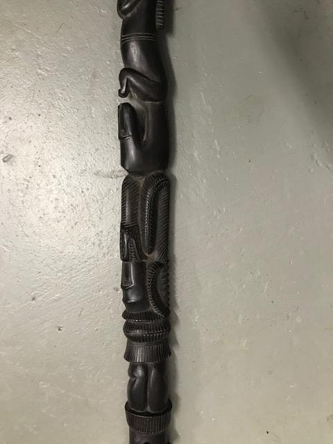 An Ebony African carved totem style walking stick. Measures 80cm in length - Image 2 of 5