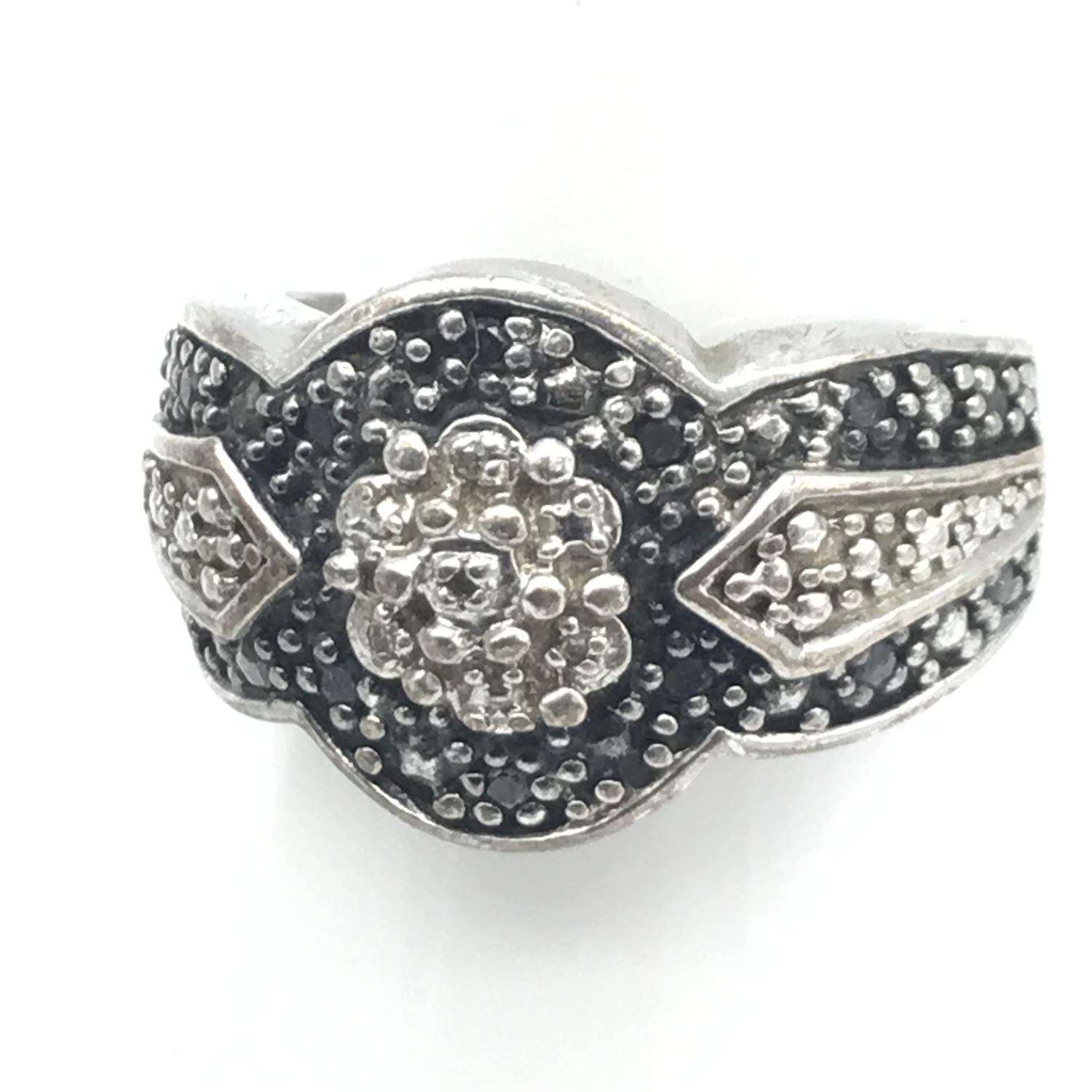 A Lot of two silver ladies rings together with one other. - Image 2 of 3