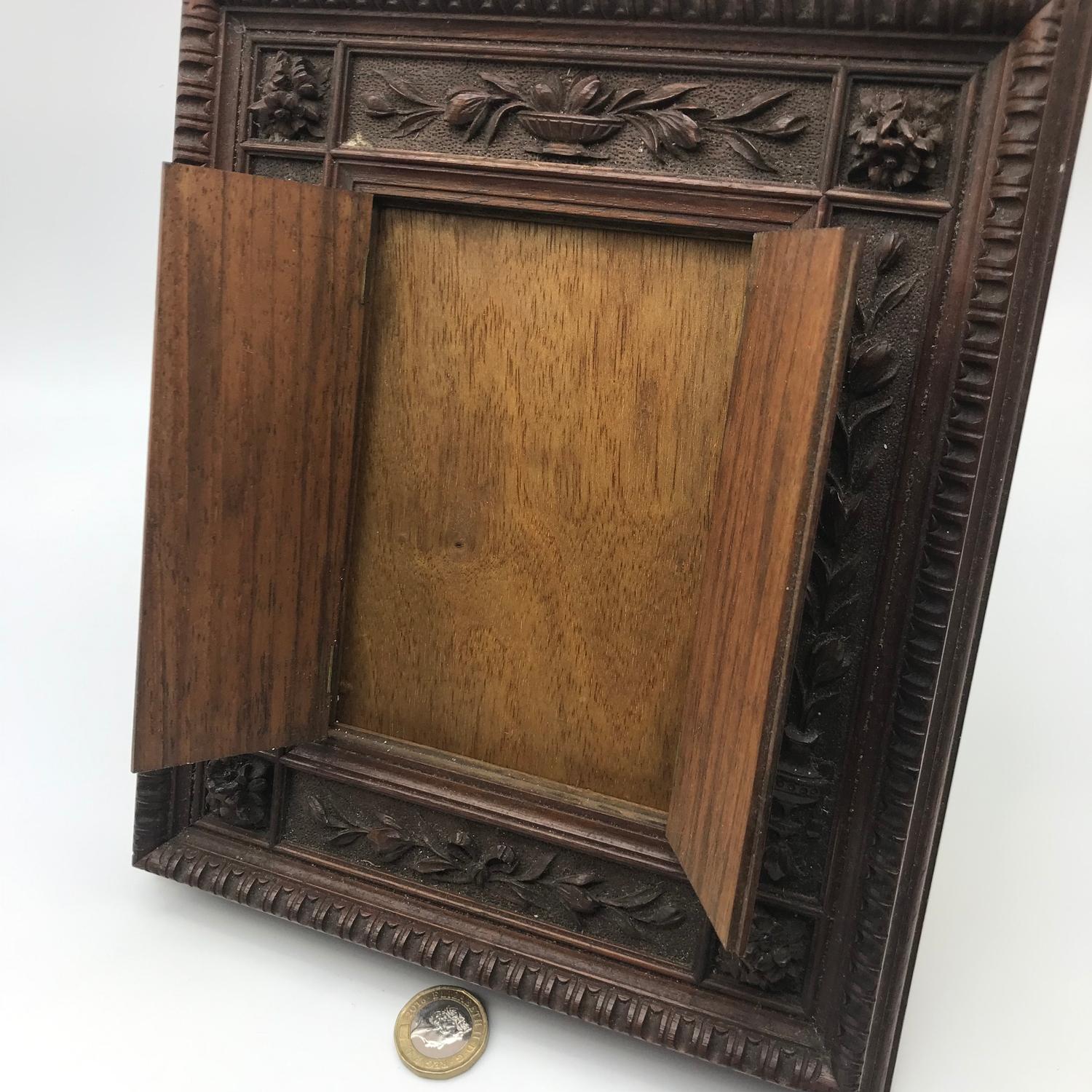 Antique hand carved photo frame designed with two doors to reveal the picture. Made in Firenze, - Image 3 of 4