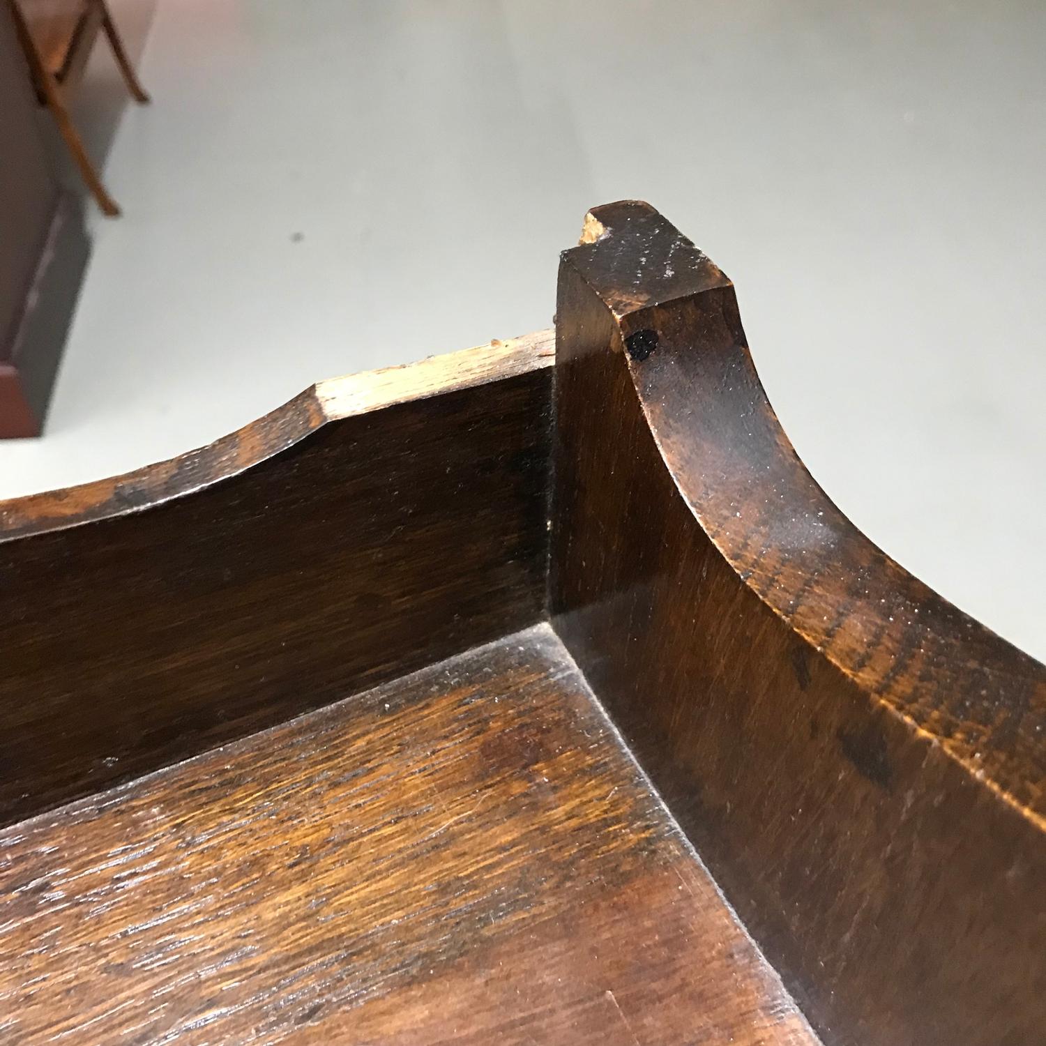 An early 20th century dark oak bookcase, styled in an arts and crafts manner. Measures 106x77x19cm - Image 2 of 2