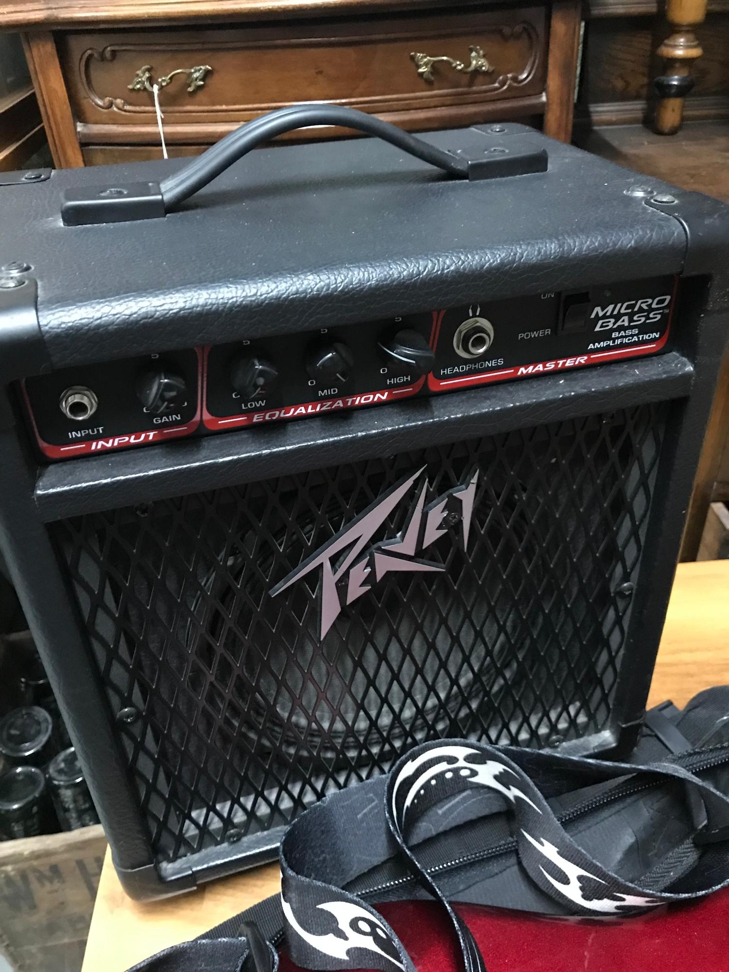 Yamaha Bass Guitar together with Peavey amplifier. - Image 3 of 3