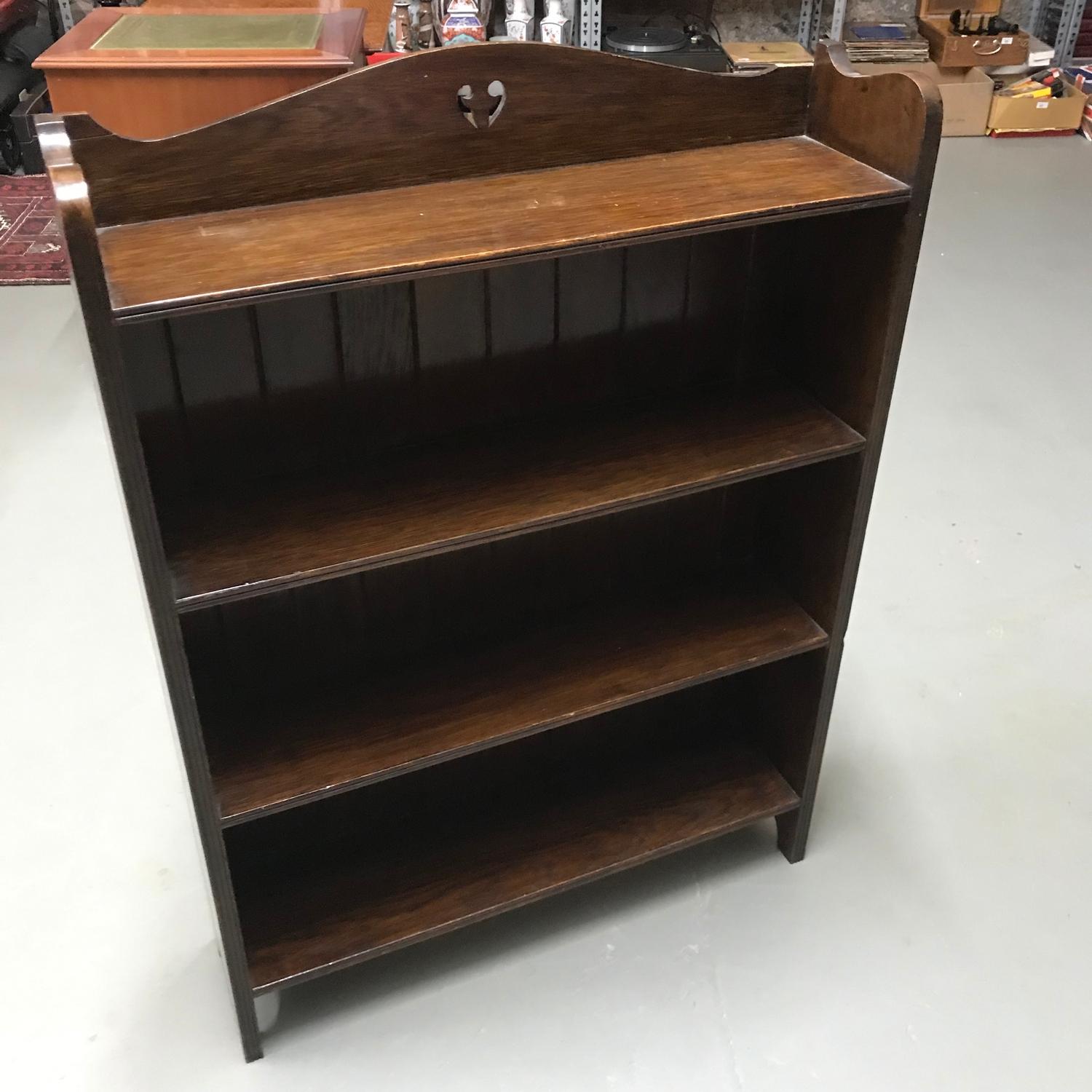 An early 20th century dark oak bookcase, styled in an arts and crafts manner. Measures 106x77x19cm