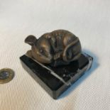 A Small bronze effect mouse sculpture sat upon a marble base. Measures 5.5x6.5x6.5cm