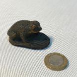 Antique highly detailed carved Japanese frog/ toad netsuke figure, Signed by artist. Measures 5cm in