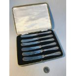 A Set of 6 Sheffield silver handled butter knives, Within a fitted box. Maker C H Beatson and