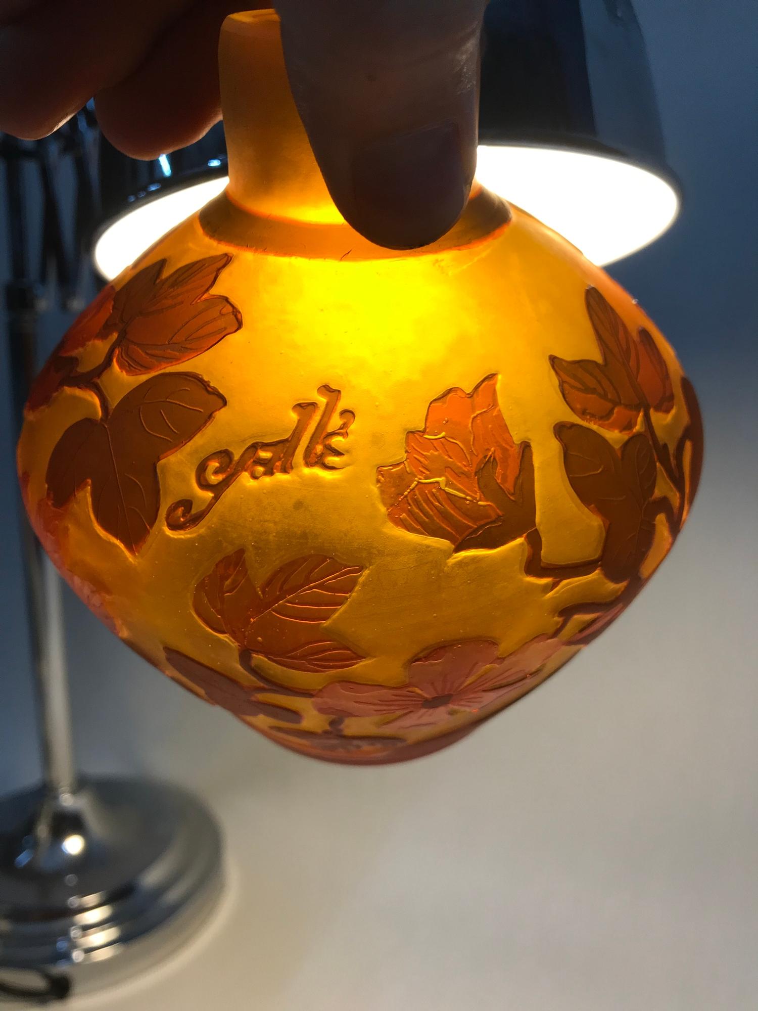 A Vintage French art glass Cameo raised leaf design bud vase. Signed Galle. Measures 12.5cm in - Image 5 of 5