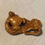 A Japanese hand carved netsuke double frog figure, Signed by the artist. Measures 4cm in length