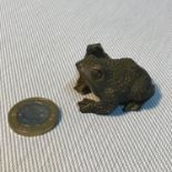 A Japanese hand carved netsuke figure of two frogs. Signed to base by the artist. Measures 3.7cm